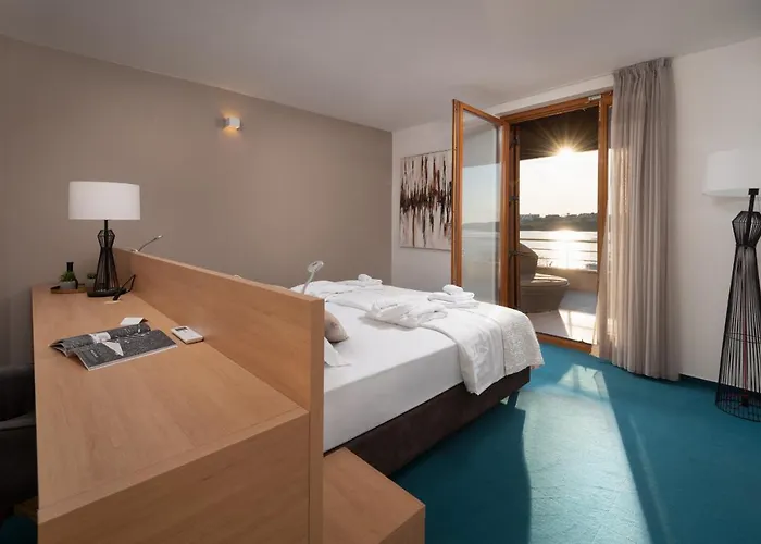 La Thalia Lt Croatia נין